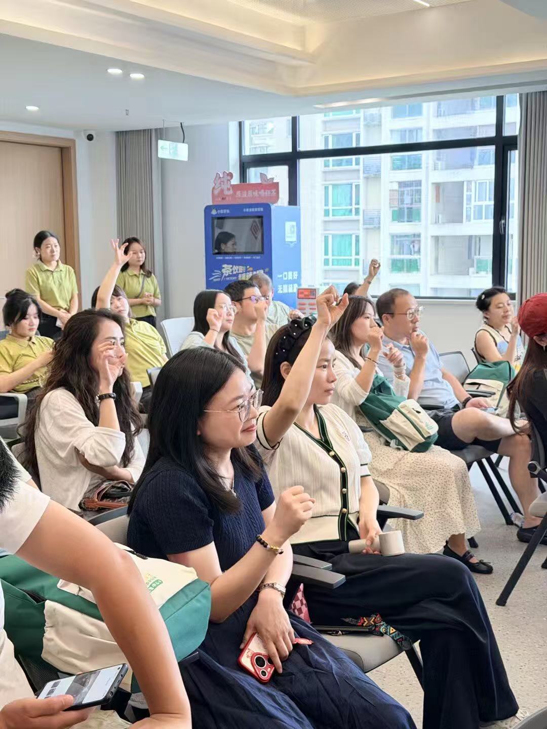 见面会现场:家长认真聆听